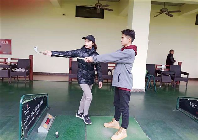 挥动青春放飞梦想——棠外国际部U-course综合素质课程之高尔夫、滑雪体验