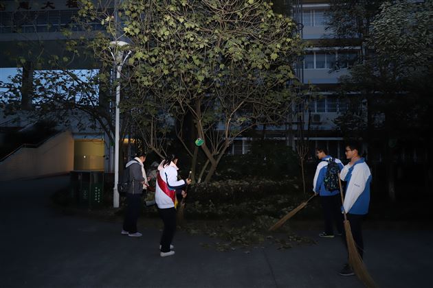 君子不惧用热诚之心抵御寒冬——高二3班开展校内社会实践活动