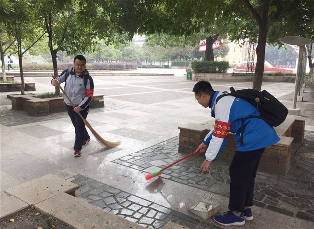 寒风轻扫落叶团结彰显力量——记高2018级3班校内社会实践