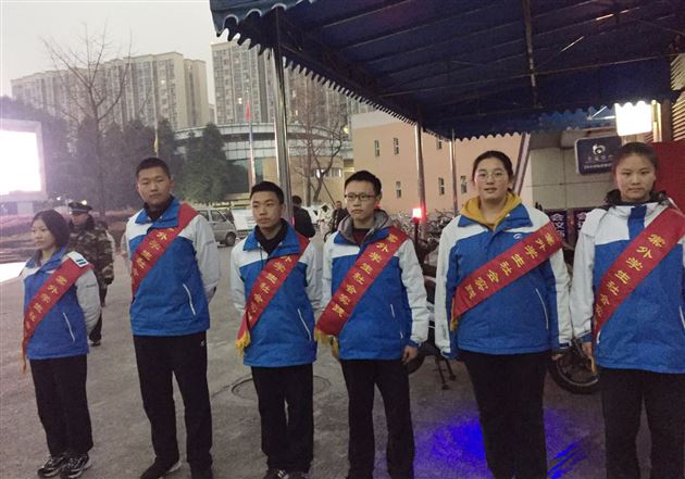 寒风轻扫落叶团结彰显力量——记高2018级3班校内社会实践