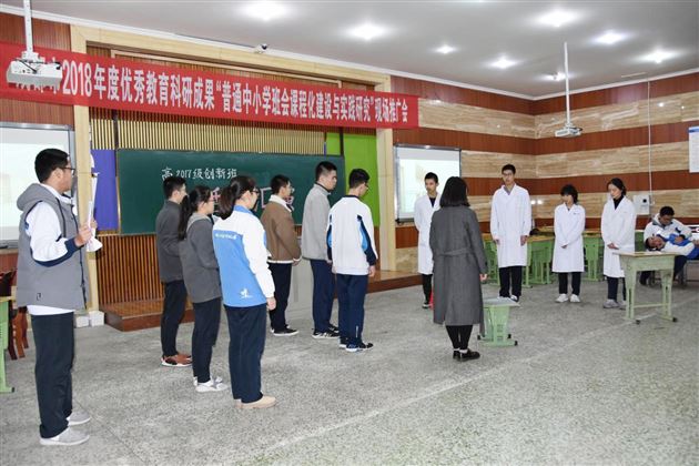 诸君漫说登场好曲部风流斗巧妆——记高2017级创新班语文话剧展演活动