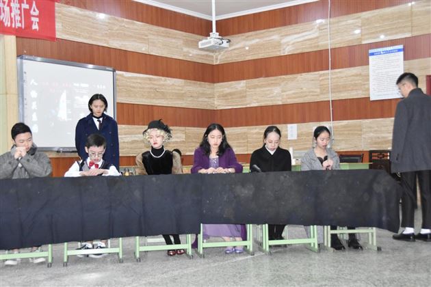 诸君漫说登场好曲部风流斗巧妆——记高2017级创新班语文话剧展演活动