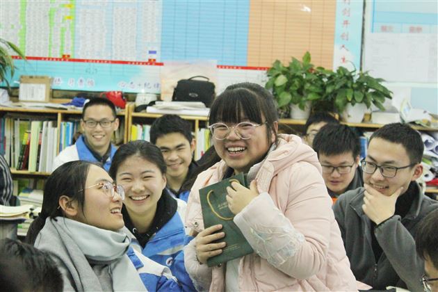 向梦想呐喊让生命起舞——高2016级开展“大学梦”团体辅导活动