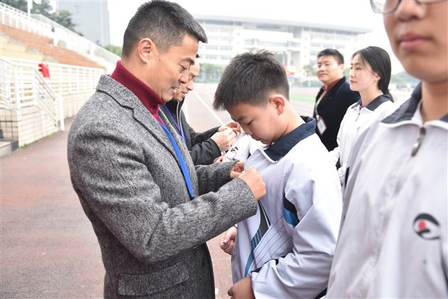 十年一剑中流击水浪遏飞舟一朝冲刺破釜沉舟独占鳌头——初2016级召开中考动员暨表彰大会