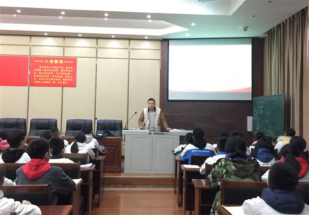 弘扬爱国主义精神深刻认识中国共青团——初2016级开展新团员培训活动