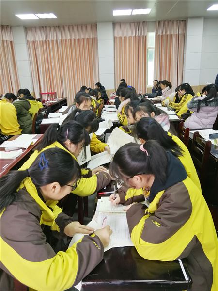 高中数学组教师廖欢在“教坛新秀”赛课活动中夺冠