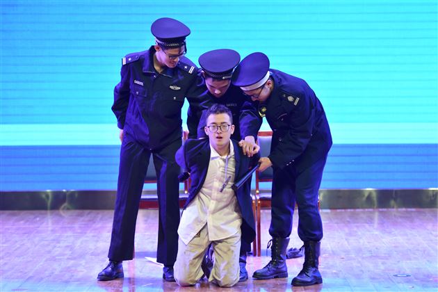 舞台演绎人生话剧展现风采——记高2017级英语话剧文艺汇演