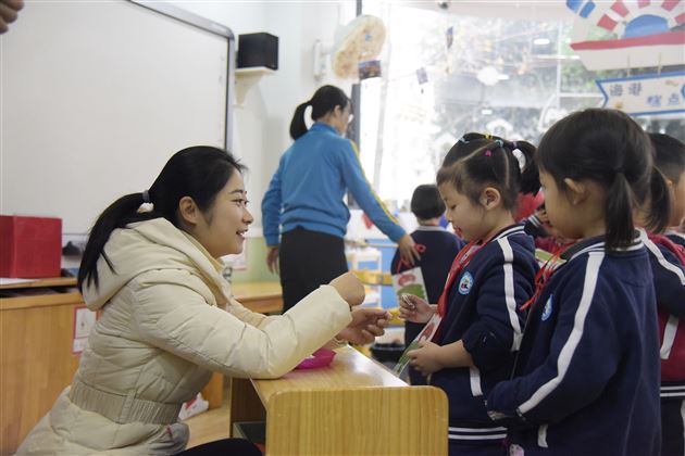 走进幼儿园走近孩子——幼儿园开展家长开放日活动