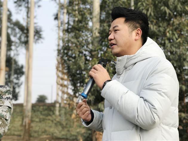 在实践中历练自己 永葆党员的先进性——记成都棠湖外国语学校第一党支部“固定党日”活动