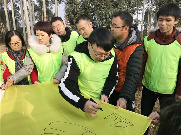 在实践中历练自己 永葆党员的先进性——记成都棠湖外国语学校第一党支部“固定党日”活动
