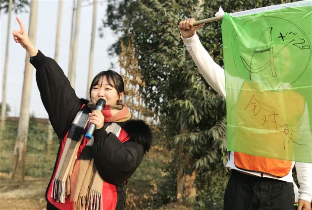在实践中历练自己 永葆党员的先进性——记成都棠湖外国语学校第一党支部“固定党日”活动