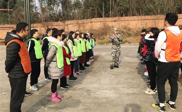 在实践中历练自己 永葆党员的先进性——记成都棠湖外国语学校第一党支部“固定党日”活动