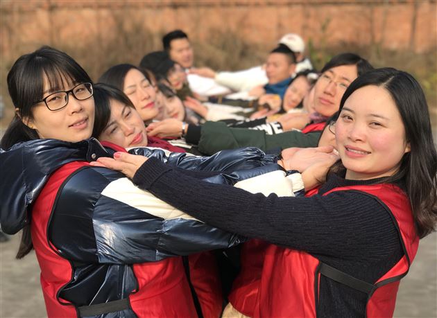 在实践中历练自己 永葆党员的先进性——记成都棠湖外国语学校第一党支部“固定党日”活动