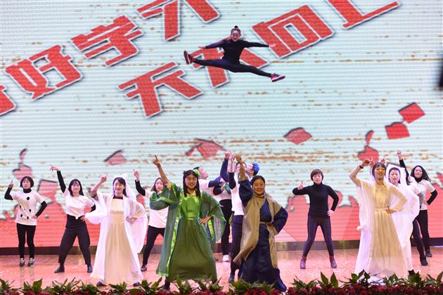 寒冬何须遣酒展豪 联欢自醉撩倒四方——棠外隆重举行2019年教职工迎新春联欢会