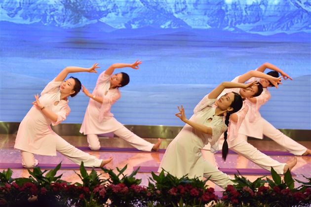 寒冬何须遣酒展豪 联欢自醉撩倒四方——棠外隆重举行2019年教职工迎新春联欢会