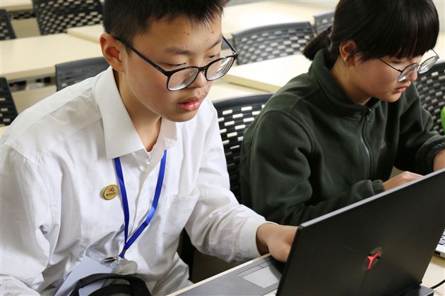 棠外学生章纯睿认真调试程序