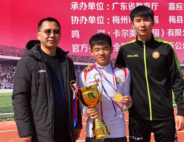 我校辜天佑教练员入选2019年全国青少年校园足球精英教练员,男足队员李雨阳、张奕博入选国家队