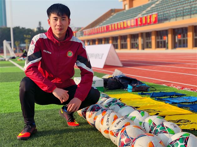 我校辜天佑教练员入选2019年全国青少年校园足球精英教练员,男足队员李雨阳、张奕博入选国家队