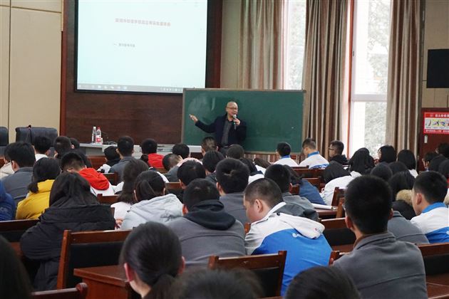 四川省教育科学研究院董洪丹副院长莅临我校指导高三学生备战高考