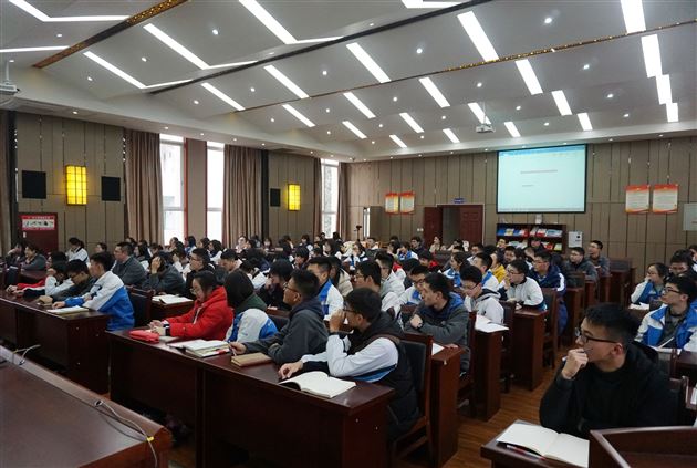 四川省教育科学研究院董洪丹副院长莅临我校指导高三学生备战高考