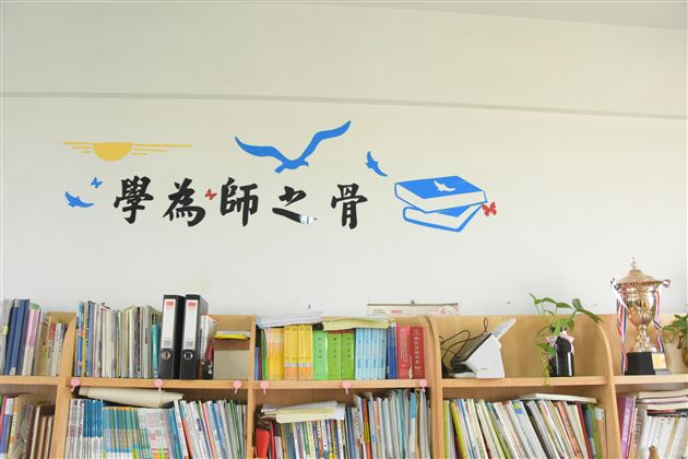 优雅的环境带来美丽的心情——我校初中部开展“文明办公室”评比活动