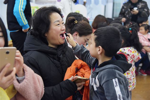 感受“她能量” 提升“她能量”——我校实验幼儿园“三八节”主题活动