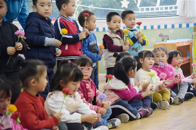 感受“她能量” 提升“她能量”——我校实验幼儿园“三八节”主题活动