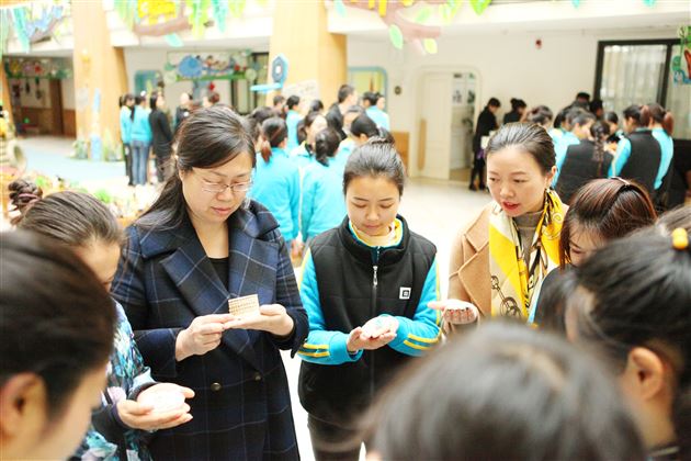 感受“她能量” 提升“她能量”——我校实验幼儿园“三八节”主题活动