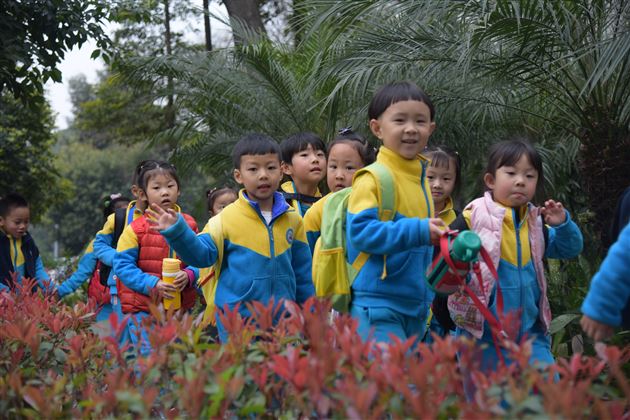 春风十里，不如春色里有个你——我校实验幼儿园举行春游活动