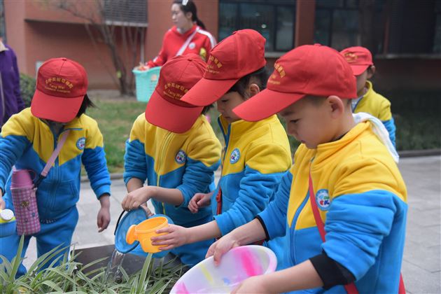 春风十里，不如春色里有个你——我校实验幼儿园举行春游活动