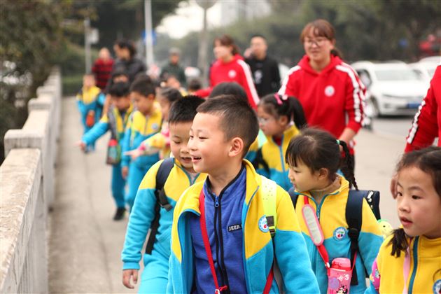 春风十里，不如春色里有个你——我校实验幼儿园举行春游活动