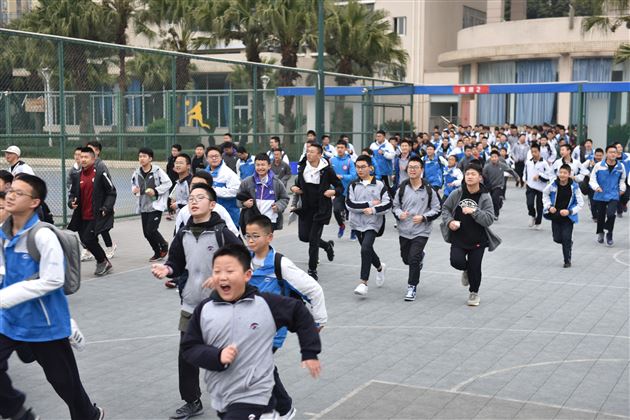 强化安全意识 筑牢生命防线——我校开展师生公寓应急逃生疏散演练