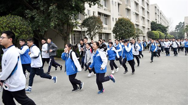 强化安全意识 筑牢生命防线——我校开展师生公寓应急逃生疏散演练