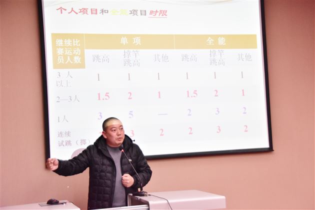 田径国家级裁判、双流区田径协会会长谢川老师莅临棠外为我校体育教师作指导