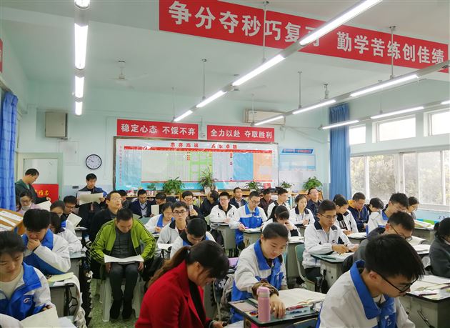 成都市教科院数学教研员段小龙一行来我校指导高中数学教学