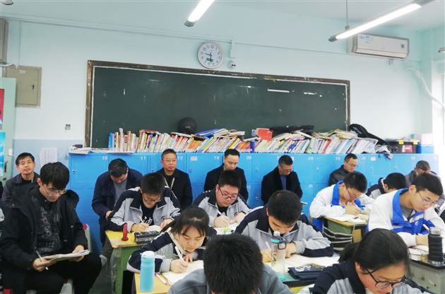 成都市教科院数学教研员段小龙一行来我校指导高中数学教学