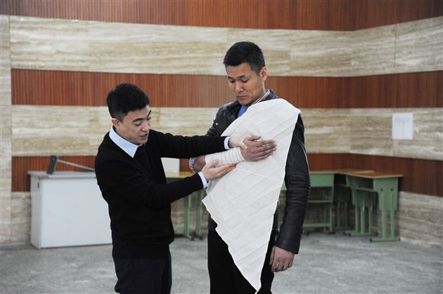 我校邀请四川红十字会智库专家、医学博士张凌做应急医疗救护培训