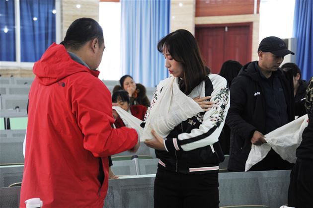 我校邀请四川红十字会智库专家、医学博士张凌做应急医疗救护培训