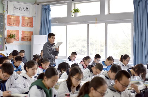 国培计划广安市培训团队观摩棠外初中地理“明日之星”赛课活动