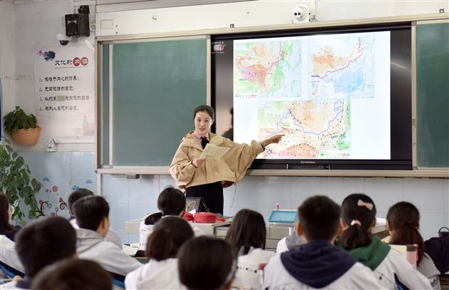 国培计划广安市培训团队观摩棠外初中地理“明日之星”赛课活动