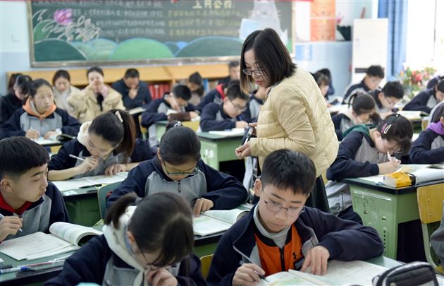 国培计划广安市培训团队观摩棠外初中地理“明日之星”赛课活动