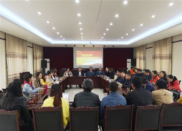 爱国爱校践行劳模精神 凝心聚力争创辉煌业绩——高2016级党小组开展“我爱我的祖国，我爱我的棠外”党工共建活动