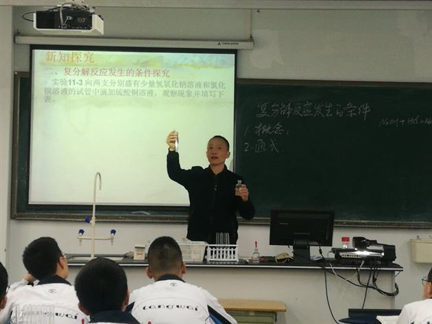 广安市初中化学骨干教师到棠外学习交流