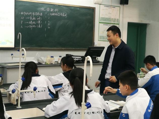 广安市初中化学骨干教师到棠外学习交流