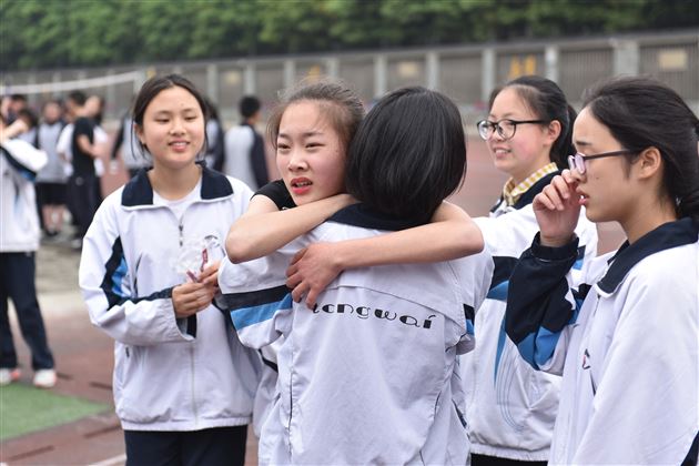 锦绣中华演绎多民族风情 速度激情展现棠外人风采——我校初中部第16届学生田径运动会圆满落幕