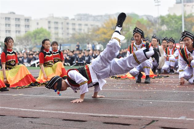 锦绣中华演绎多民族风情 速度激情展现棠外人风采——我校初中部第16届学生田径运动会圆满落幕
