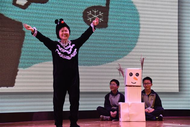 让艺术与快乐比翼齐飞——我校初2018级举行英语文化节汇报演出活动