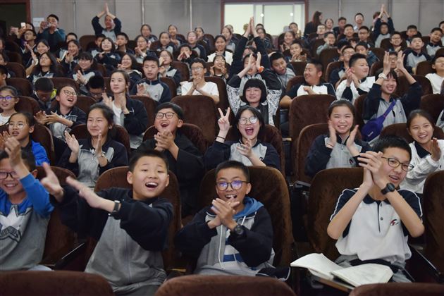 让艺术与快乐比翼齐飞——我校初2018级举行英语文化节汇报演出活动