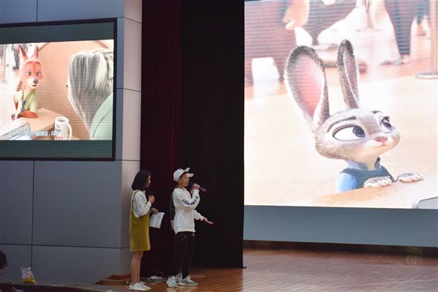 让艺术与快乐比翼齐飞——我校初2018级举行英语文化节汇报演出活动