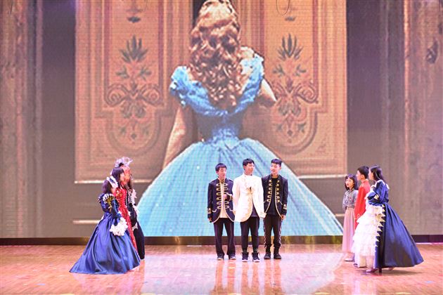 让艺术与快乐比翼齐飞——我校初2018级举行英语文化节汇报演出活动